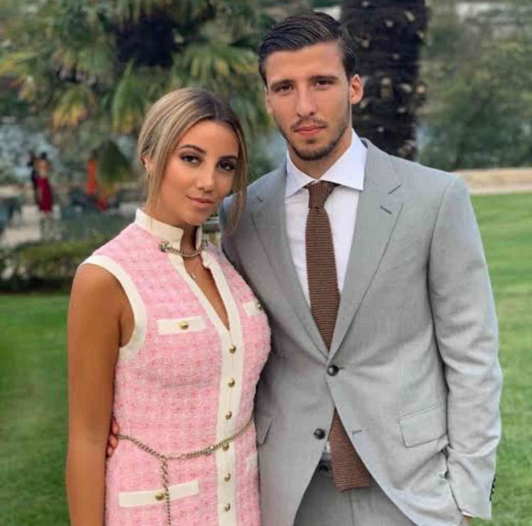 Breaking Down the Salary: Weekly Wages and Performance Bonuses